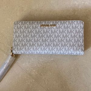 Michael Kors wallet. Brand new without tags. Continental logo